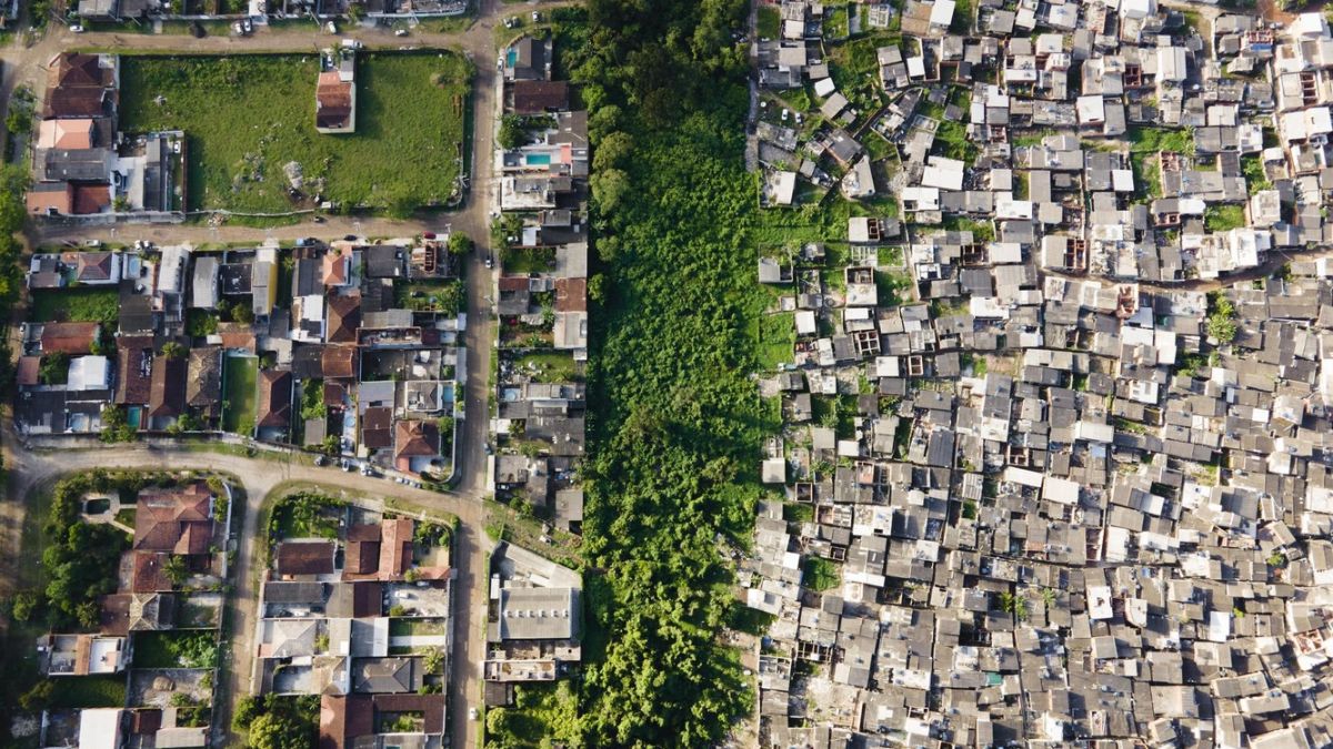 Imagem aérea expõe a barreira entre áreas planejadas e a densidade das ocupações periféricas no DF. Reprodução/ArchDaily Brasil