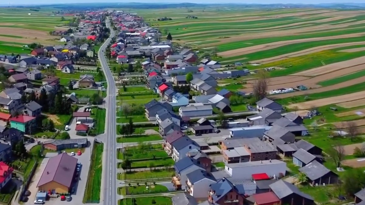 Sułoszowa fica na região da Pequena Polônia, próxima de Cracóvia, e é conhecida por seu formato linear. Foto: Reprodução/Youtube