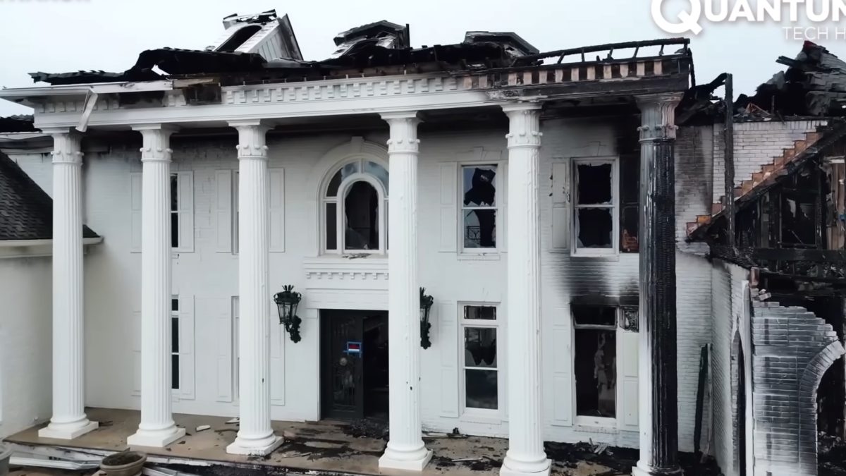 1. A mansão devastada por incêndio em Nashville foi o cenário de uma ambiciosa jornada de renovação. Foto: Reprodução/Youtube