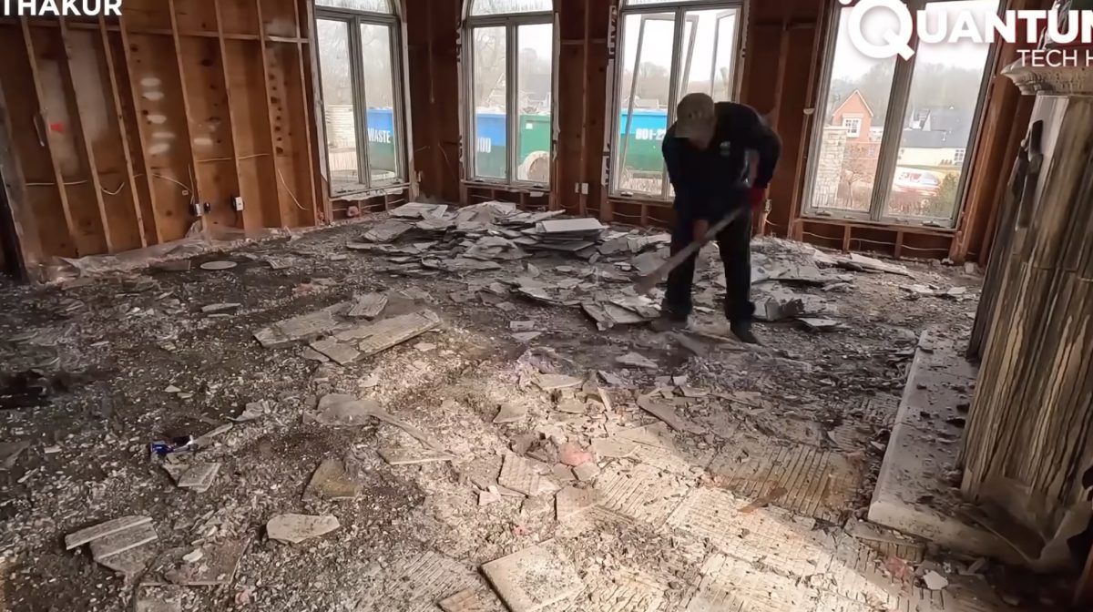 7. A banheira romana de 400 kg foi um dos itens valiosos resgatados. Foto: Reprodução/Youtube
