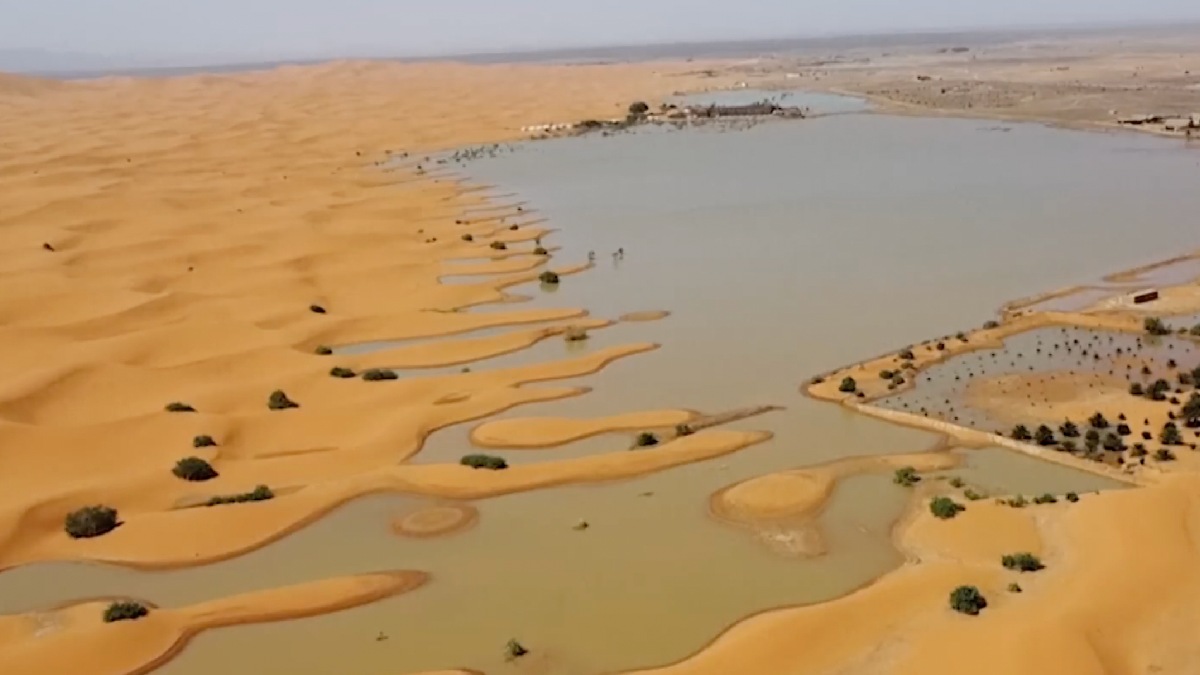 A coloração azul intensa da água chama atenção em meio ao ambiente árido e seco do deserto. Esse visual reforça a sensação de um verdadeiro oásis escondido. Foto: Reprodução/Youtube
