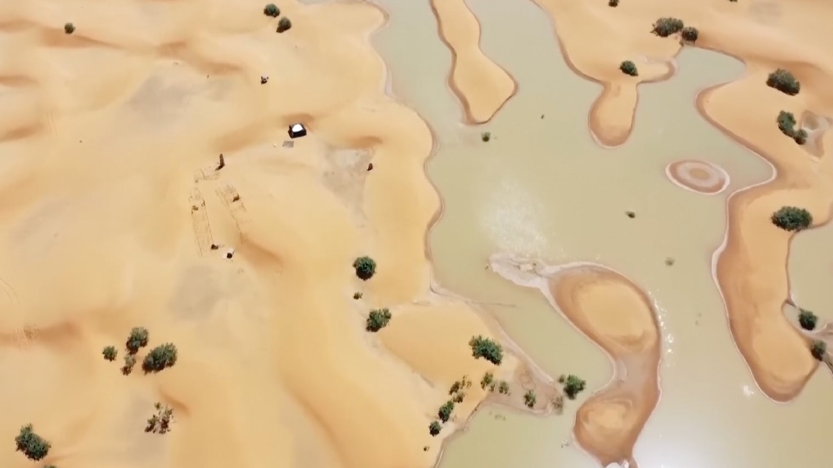 A água salgada dos lagos pode facilitar a flutuação, semelhante ao que ocorre em outros ambientes hipersalinos. Mesmo assim, não é indicada para consumo. Foto: Reprodução/Youtube