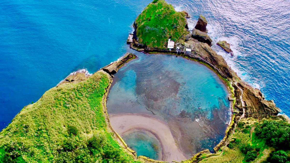 O Ilhéu de Vila Franca do Campo é um dos destinos mais procurados por viajantes que visitam o arquipélago dos Açores. Foto: Reprodução/Youtube