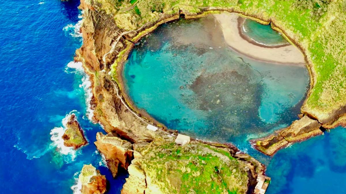 Nadar no interior de um antigo vulcão oferece uma experiência rara de contato direto com a geologia marinha. Foto: Reprodução/Youtube