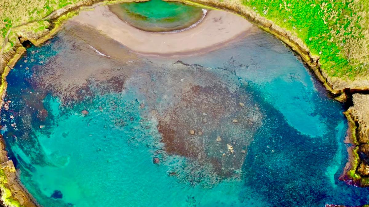 As águas calmas e cristalinas do interior da cratera são ideais para a prática de snorkeling e observação de peixes. Foto: Reprodução/Youtube