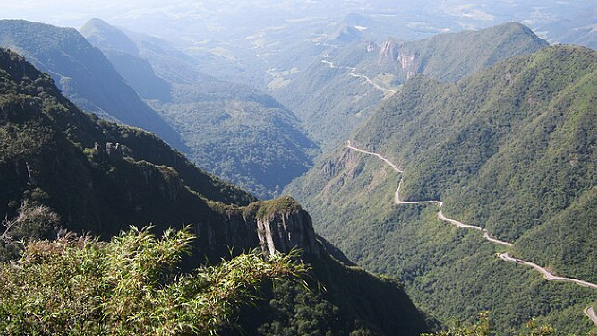 Apesar da beleza exuberante, a rodovia é classificada como uma das mais perigosas do Brasil - (Ro Pimentel/Wikimedia Commons)