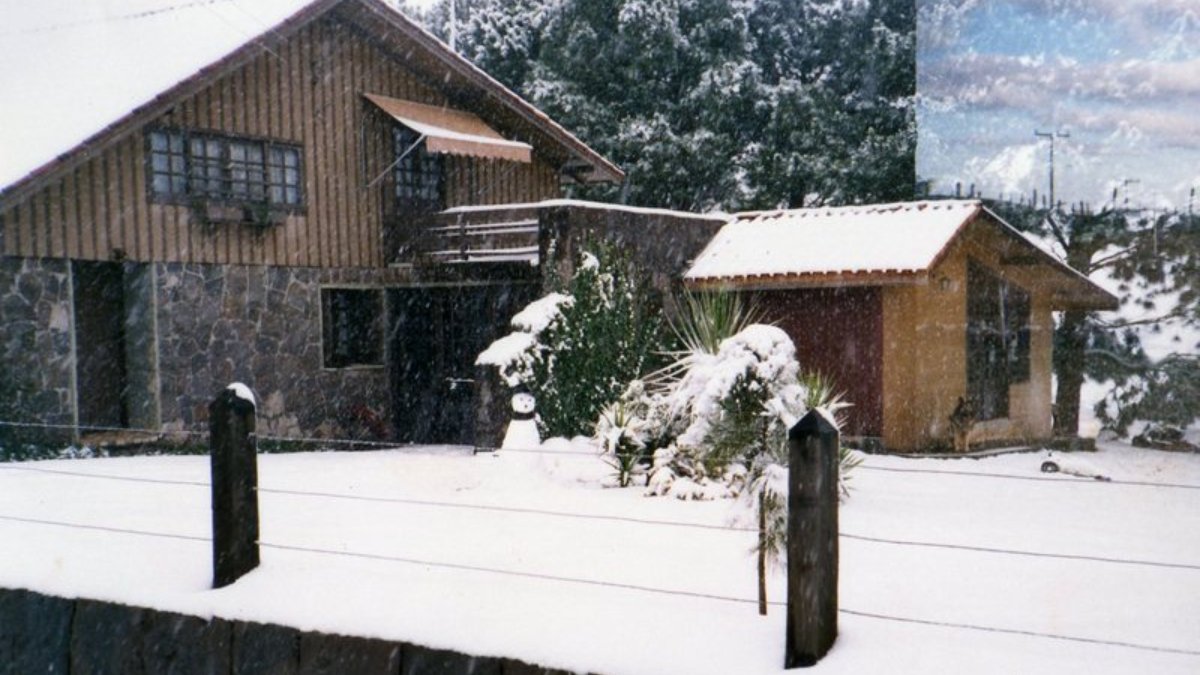 O inverno rigoroso altera a rotina das pequenas comunidades serranas e impulsiona a economia local através do turismo. Foto: Wikimedia Commons