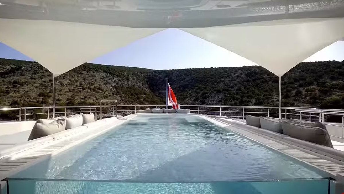 Lazer: conta com uma piscina de 25 metros, um amplo beach club para proximidade com o mar, academia completa e um spa com sauna.
