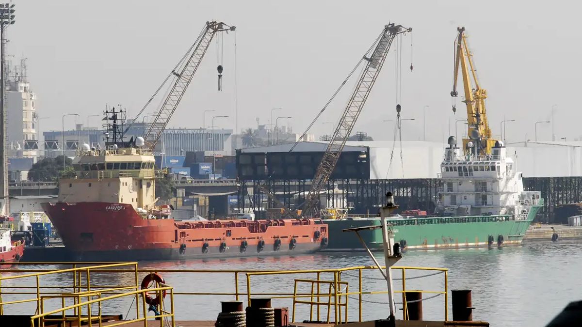O salto de 20,1% nas importações reflete a maior demanda por bens de capital e insumos industriais, sinalizando a retomada dos investimentos produtivos no mercado interno. Tânia Rêgo/Agência Brasil