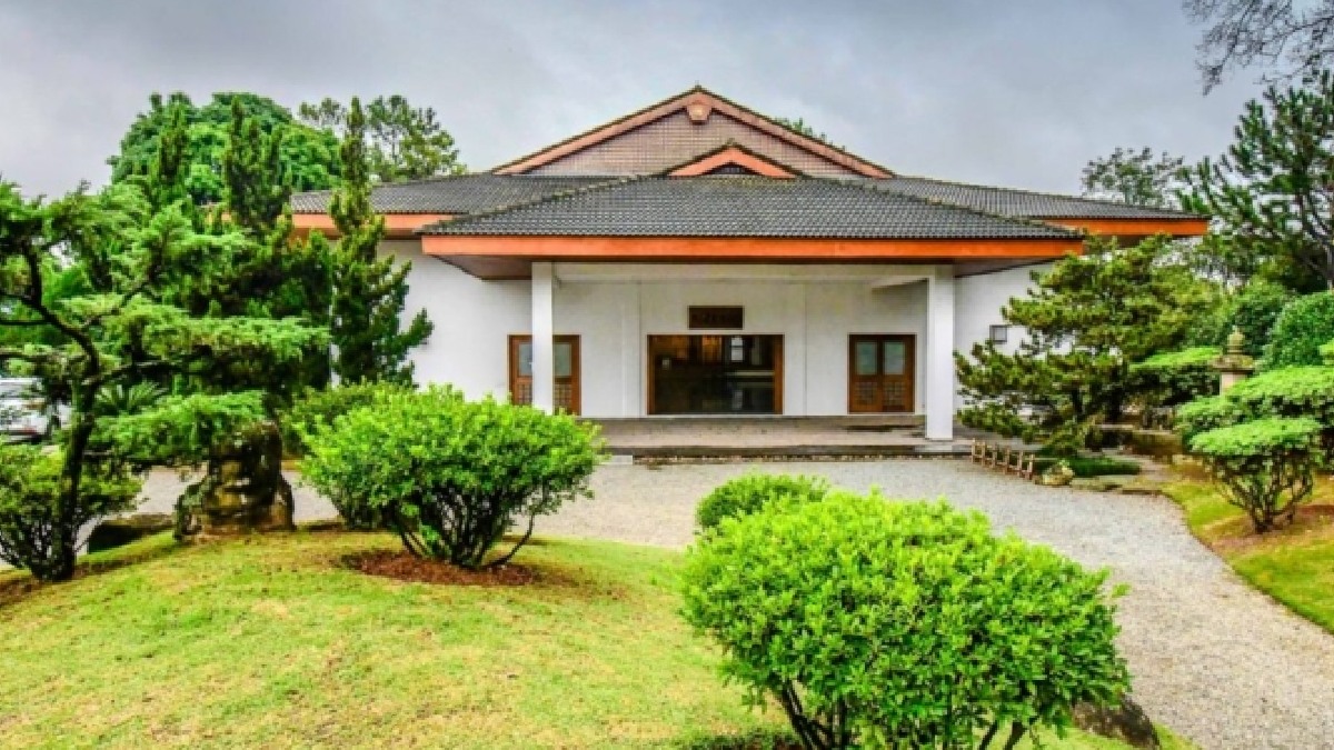 Templo da Oomoto do Brasil: Reconhecido por seus frequentadores como o local mais iluminado do mundo, o Templo Aizendô destaca-se por sua arquitetura e integração pacífica com a natureza. A instituição localizada na cidade de Jandira também promove eventos e ritos tradicionais da cultura japonesa. Foto: Divulgação