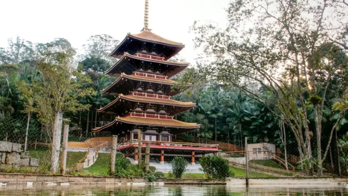 Torre de Miroku e Templo Luz do Oriente: Acessível apenas por embarcações, este complexo deslumbrante foca na apreciação do belo e possui forte conexão com o sagrado. Foto: Divulgação