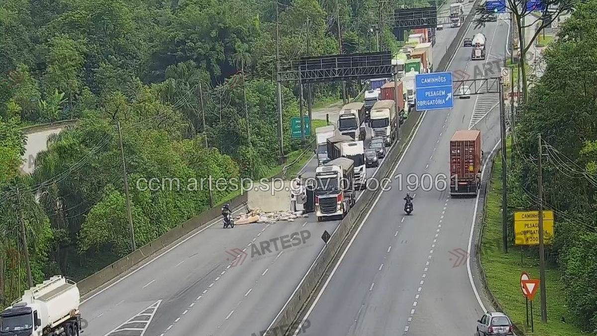 Por conta do acidente, o trânsito no local ultrapassa os 5 quilômetros, do 49 ao 54 - Divulgação/Artesp