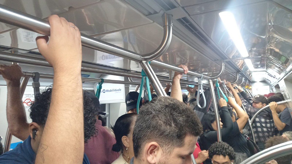 Trem sentido Varginha lotado durante a falha na linha