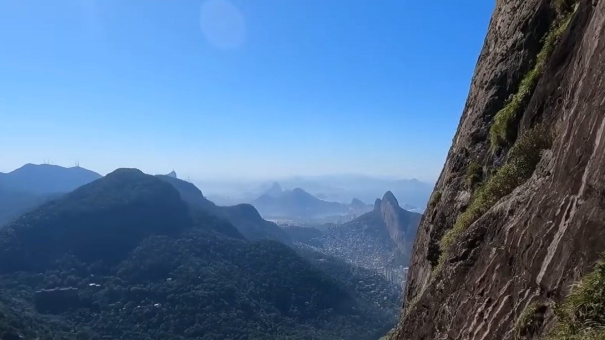 Segundo as autoridades, as operações de salvamento na Pedra da Gávea chegam a ocorrer semanalmente - (Reprodução/YouTube)