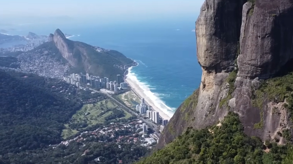 A trilha é considerada difícil devido ao esforço físico e à duração, que varia entre seis e oito horas para o trajeto completo (ida e volta) - (Reprodução/YouTube)