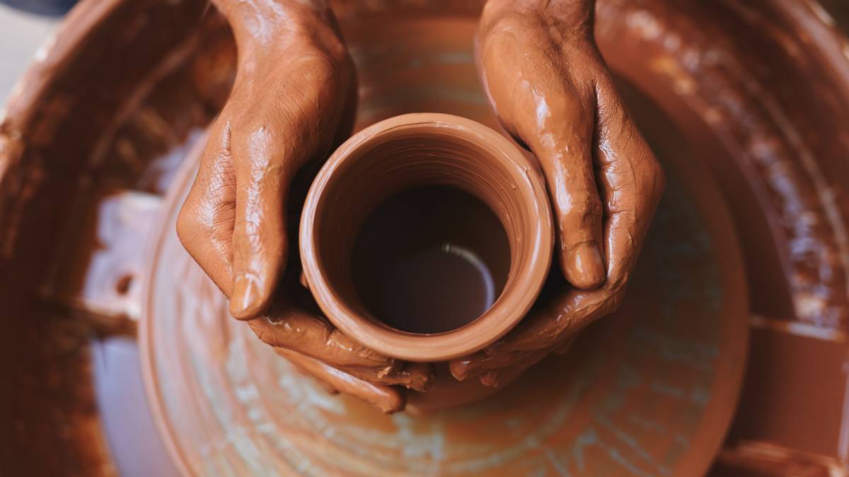 Técnica indiana milenar usa potes de barro para reduzir a temperatura da casa em até 15°C sem luz