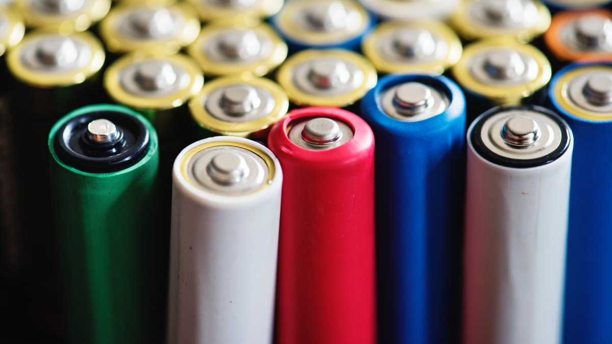 A nova pilha AA da Daiso carrega direto via USB-C, dispensando o uso de carregadores externos