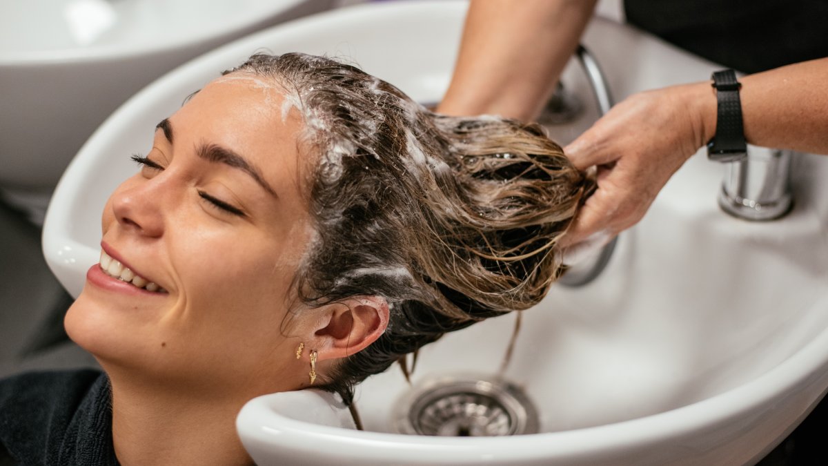 Nos salões de beleza, os profissionais passam o condicionador e já enxaguam o cabelo em seguida