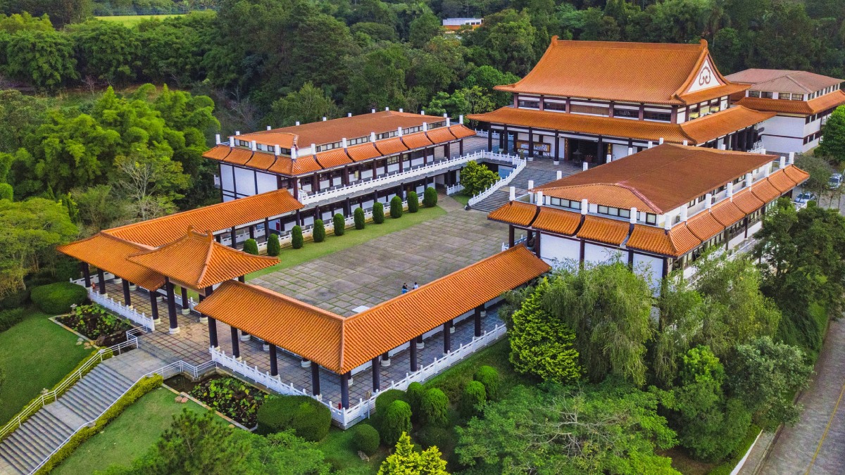 Templo Zu Lai: Considerado o maior templo budista da América do Sul, o espaço encanta com sua arquitetura inspirada na Dinastia Tang. Ele atua na difusão do Budismo Humanista e busca o aprimoramento espiritual dos visitantes em meio à natureza. Foto: Divulgação