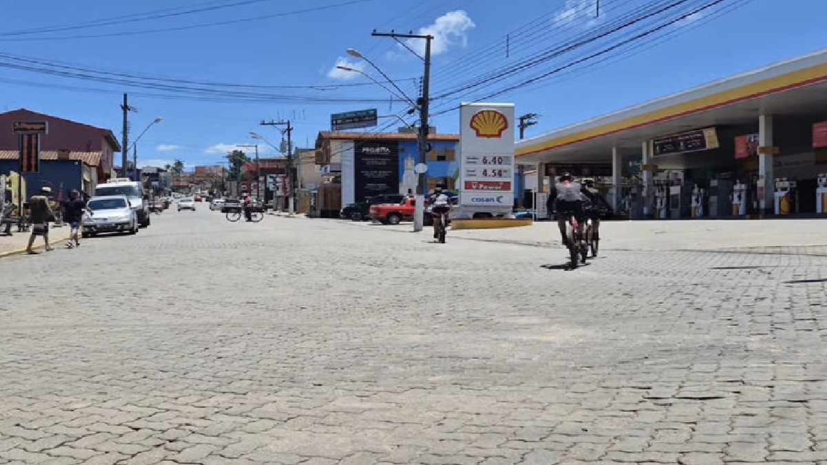 O comércio local abraçou o mito, criando estabelecimentos temáticos que reforçam a identidade da região. Foto: Reprodução/divulgação