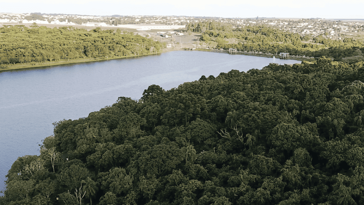 O parque ecológico realça a beleza da cidade
