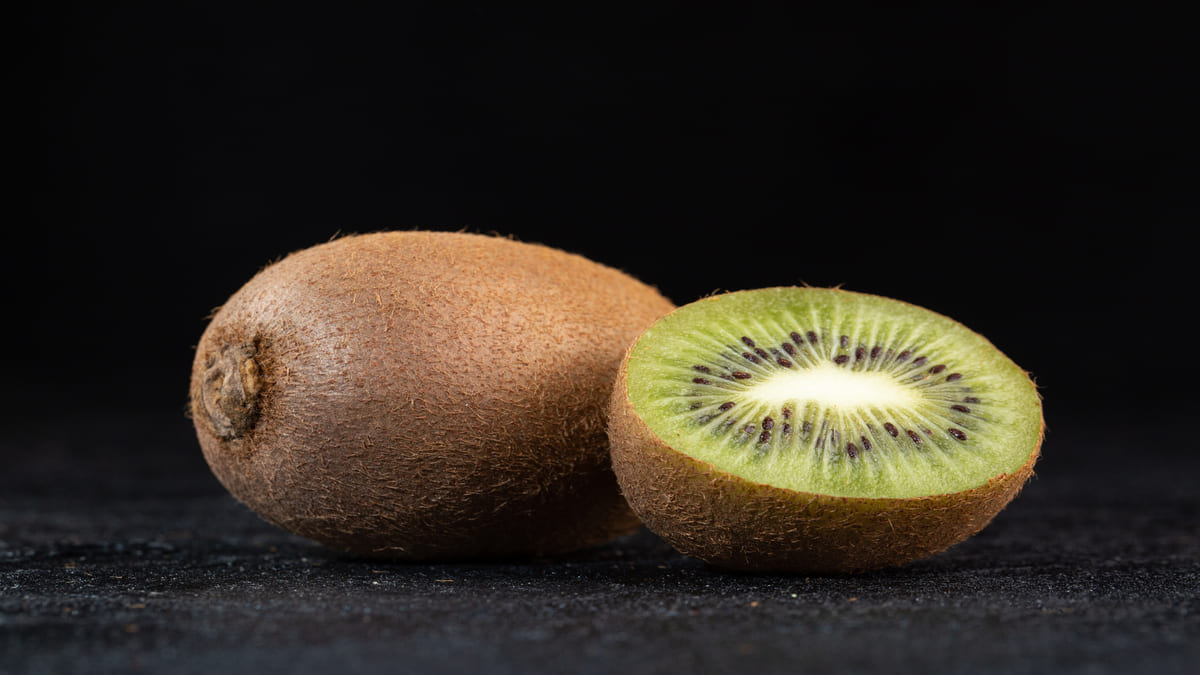 O kiwi é uma fruta simples que esconde benefícios importantes para o organismo - Freepik