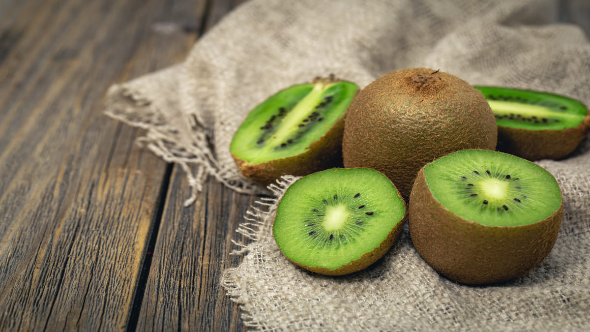O consumo regular de kiwi pode ajudar no equilíbrio do corpo - Freepik