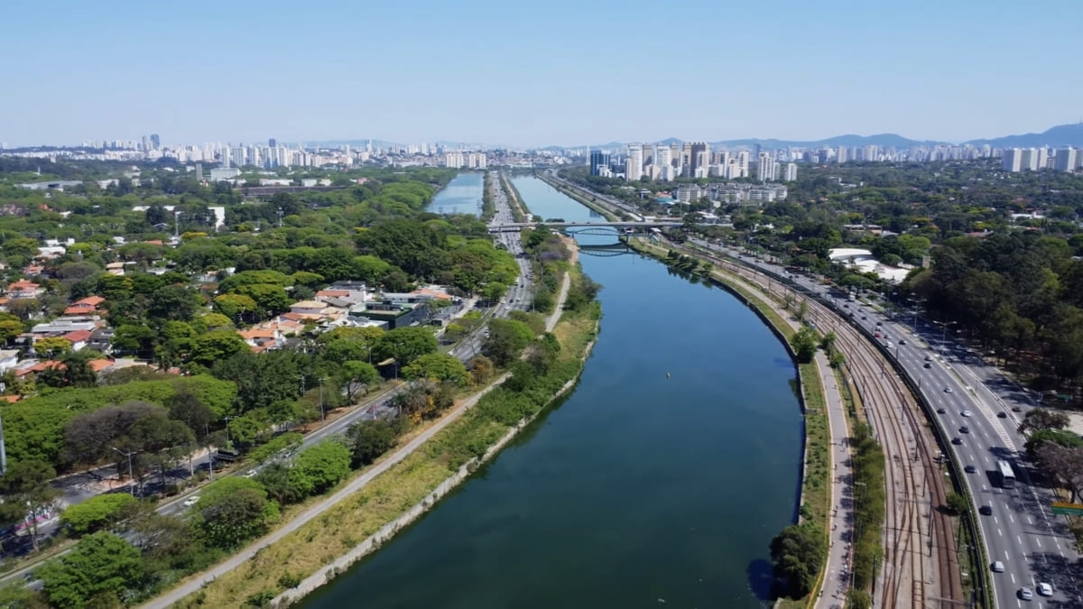 Vista aérea evidencia o contraste entre o curso do rio Pinheiros e a densidade urbana ao seu redor - Reprodução/YouTube