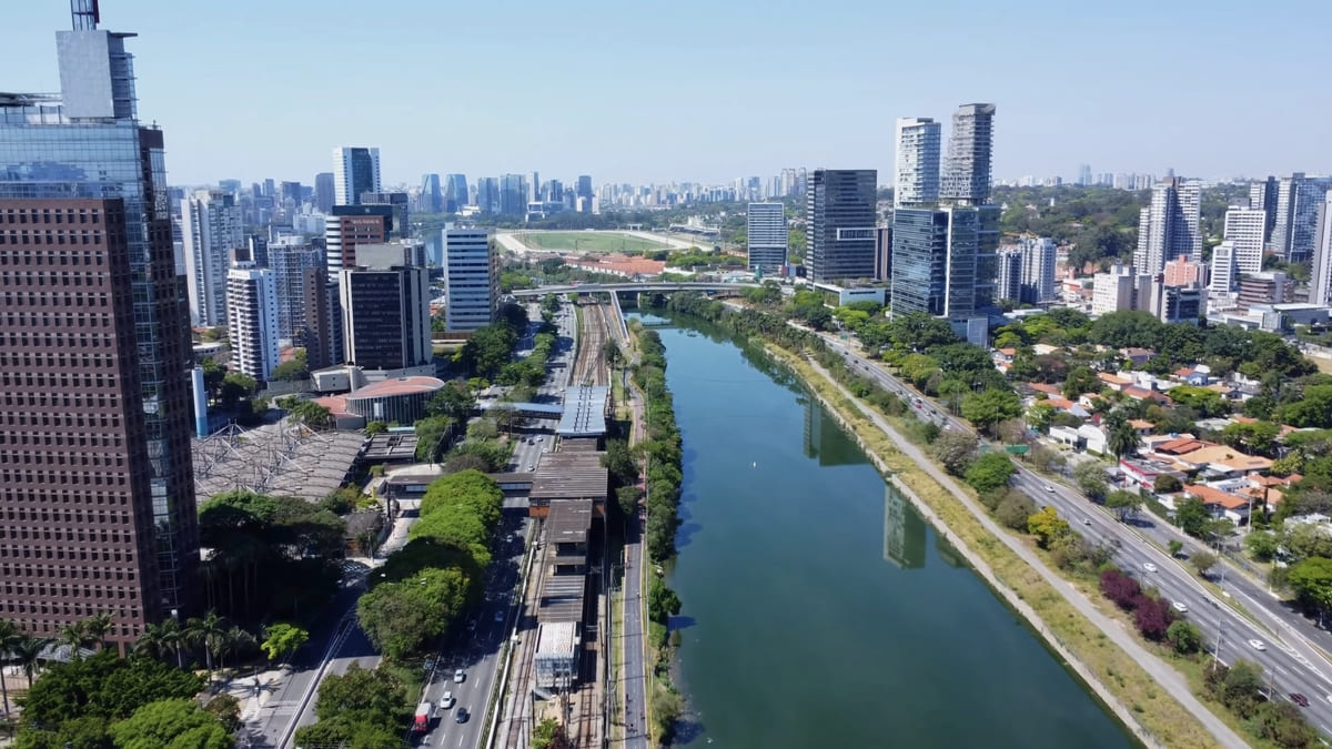 Imagem aérea revela a extensão do rio Pinheiros na capital paulista - Reprodução/YouTube