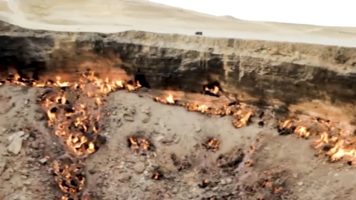 Especialistas ainda discutem formas de conter o incêndio subterrâneo Reprodução YouTube