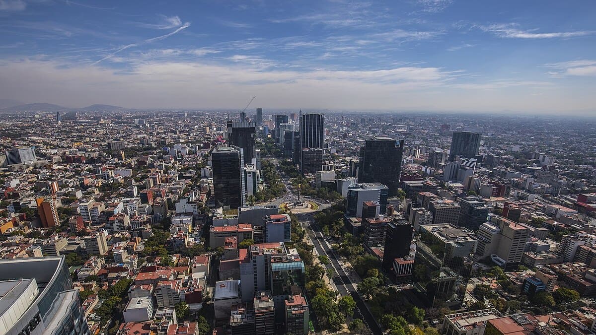 Vista aérea mostra regiões afetadas pelo afundamento gradual do solo urbano.