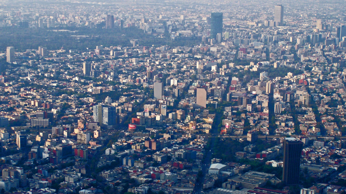 Rachaduras, ruas desniveladas e danos em infraestrutura já fazem parte da rotina da população - Wikimedia Commons