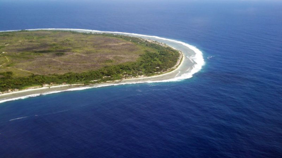 Vista aérea do lado leste de Nauru mostra a faixa costeira onde se concentra parte da estrutura do país (Foto: Cedri / Wikimedia Commons)