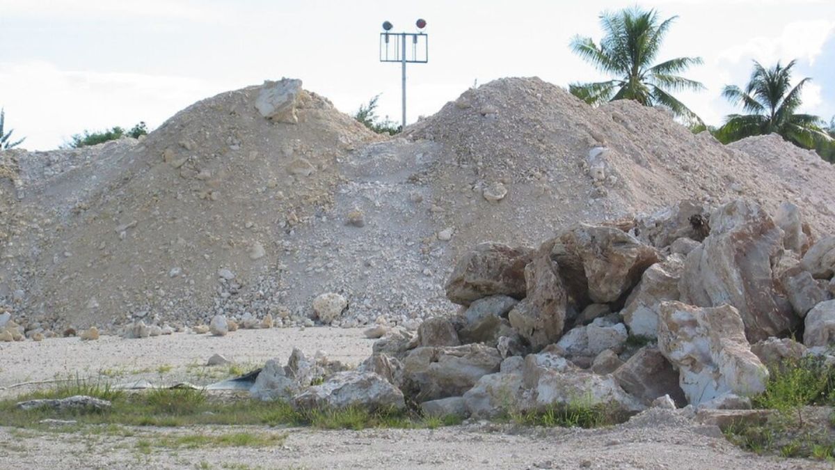 Formações de calcário expostas mostram o impacto da mineração de fosfato no centro de Nauru (Foto: U.S. Department of Energy's Atmospheric Radiation Measurement Program / Wikimedia Commons)