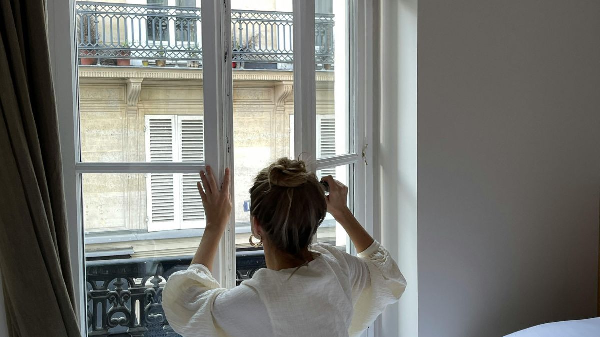 Abrir a janela por alguns minutos ajuda a renovar a sensação do quarto antes da noite (Foto: Eugenia Remark / Pexels)
