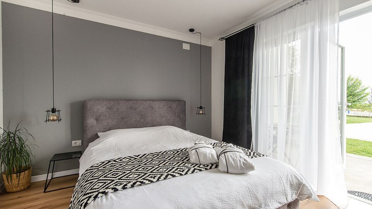 A luz e a disposição dos móveis também interferem na sensação de conforto do quarto (Foto: Rita Karas / Pexels)