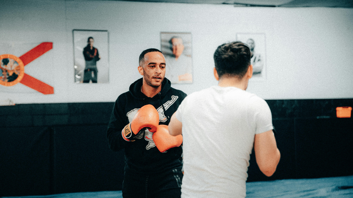 Esportes de combate combinam explosão, resistência e pausas curtas, características que aumentam a exigência muscular (Foto: Cao Vi Ton / Pexels)