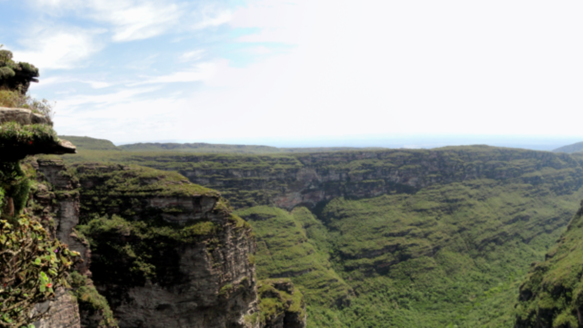 A queda da Cachoeira da Fumaça se destaca entre os paredões da Chapada Diamantina, na Bahia (Foto: Gabriel P. Silva / Wikimedia Commons)