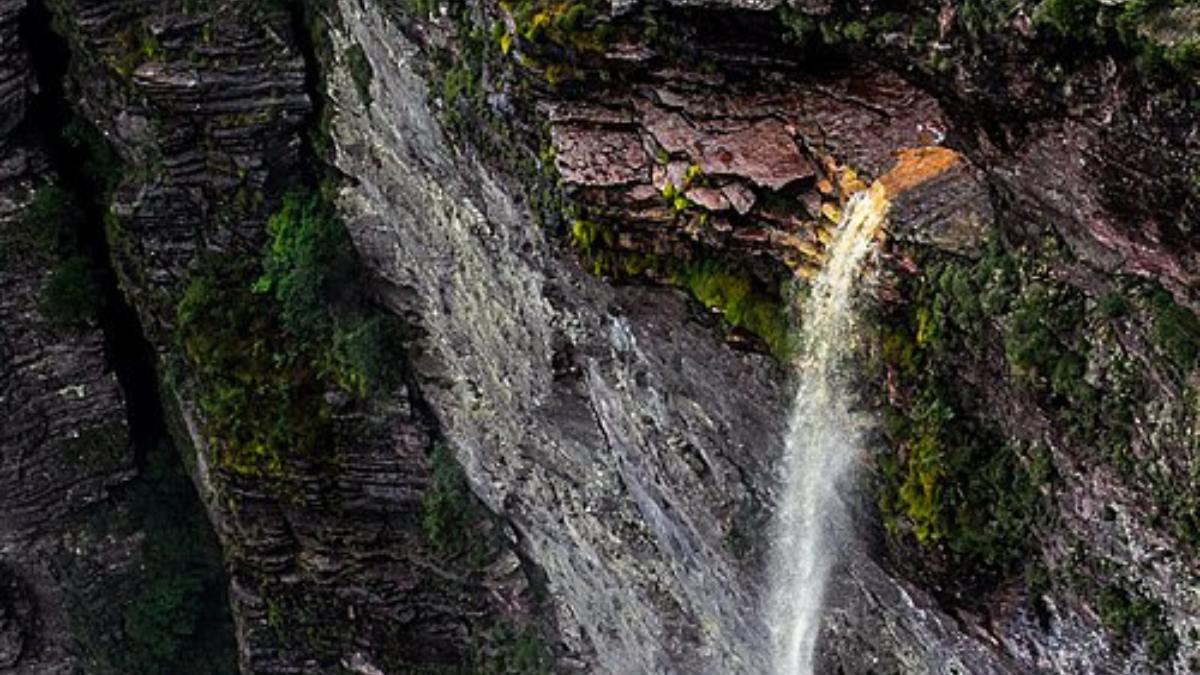 O mirante da Cachoeira da Fumaça revela a dimensão dos vales e das escarpas da Chapada Diamantina (Foto: Lauro Sirgado / Wikimedia Commons)