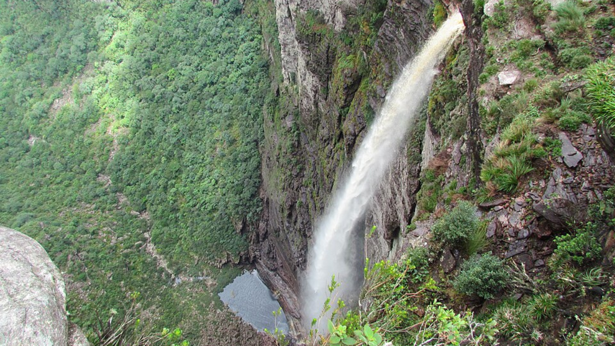 Cachoeira da Fumaça aparece cercada por vegetação e paredões que ajudam a formar uma das paisagens mais famosas da Chapada (Foto: Conrado Estevão Ijanc Neto / Wikimedia Commons)