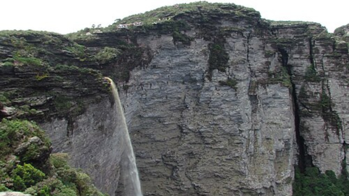 O enquadramento vertical ajuda a mostrar a dimensão da queda e a profundidade do vale abaixo da cachoeira (Foto: Conrado Estevão Ijanc Neto / Wikimedia Commons