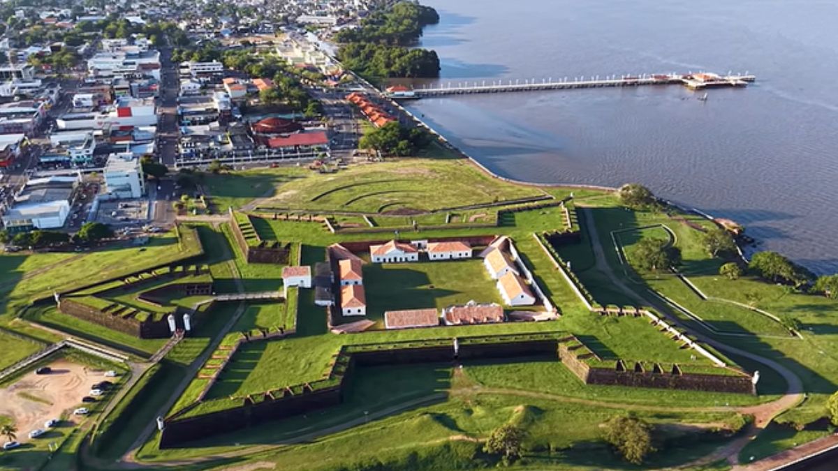 Macapá se tornou conhecida em todo o país por ter uma característica que nenhuma outra capital brasileira possui: a Linha do Equador atravessando sua área urbana. Foto: Divulgação