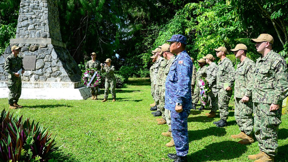 Homenagem dos soldados americanos na ilha paradisíaca (Foto: Wikimedia Commons)