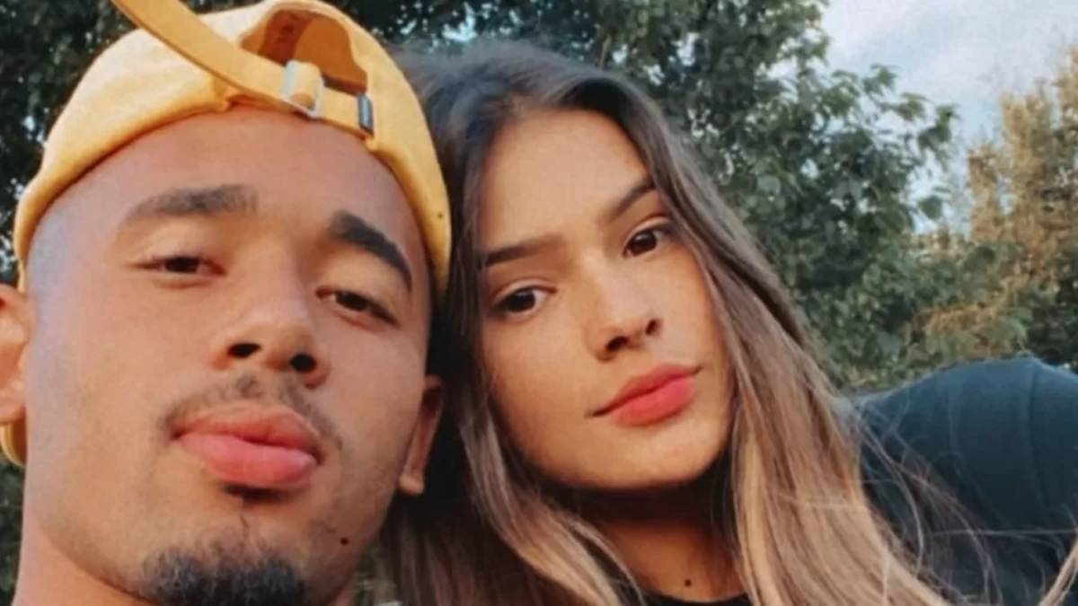 Gabriel Jesus e Raiane Lima: O atacante viveu uma crise pública e chegou a apagar fotos com a parceira pouco antes da convocação final, expondo como os nervos à flor da pele pré-Copa afetam o ambiente familiar. Foto: Reprodução/Instagram
