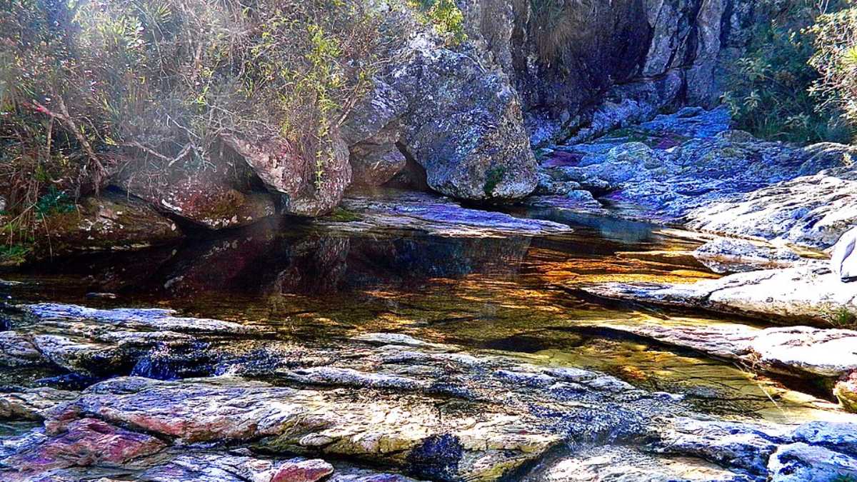 Localizado entre os municípios de Catas Altas e Santa Bárbara, em Minas Gerais, o Santuário do Caraça possui uma das paisagens mais impressionantes da Serra do Espinhaço (Foto: Pauladiasho/Wikimedia Commons)