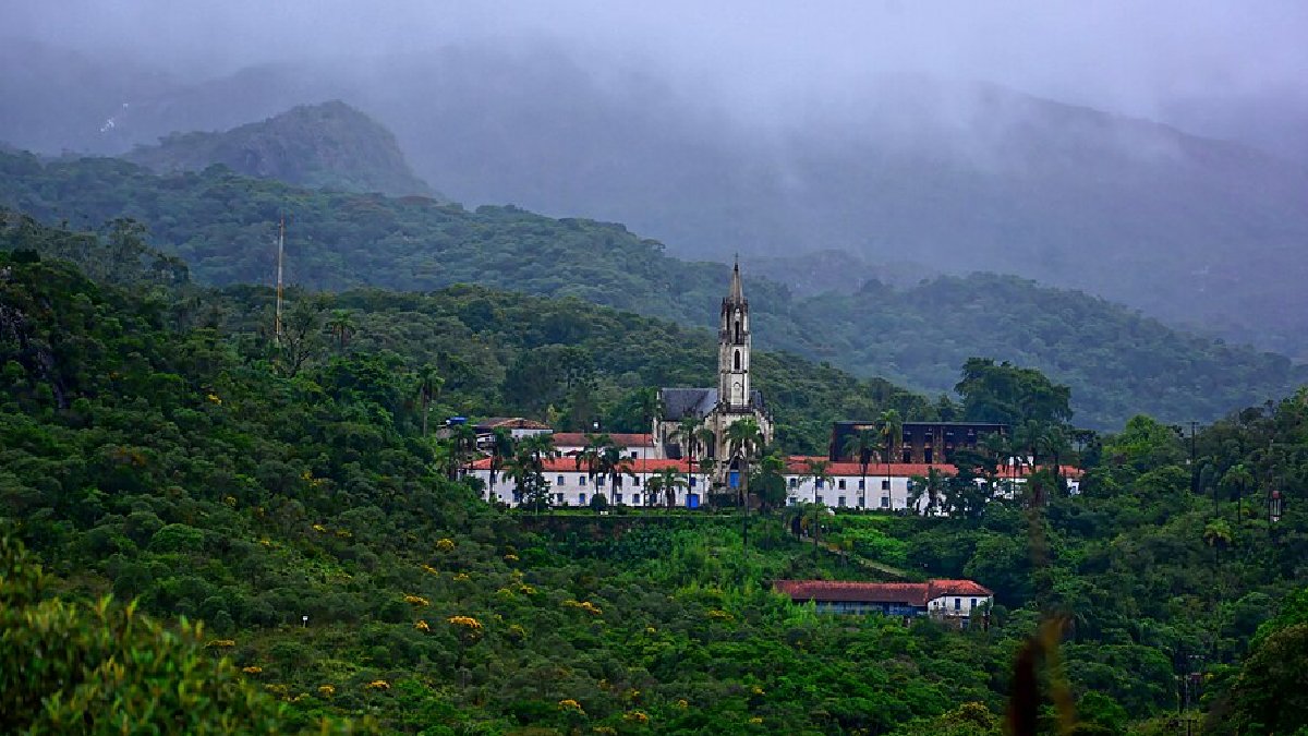 Segundo o próprio Santuário do Caraça, o espaço também funciona como centro religioso, cultural, científico e turístico (Foto: Ferrarezi Jr./Wikimedia Commons)
