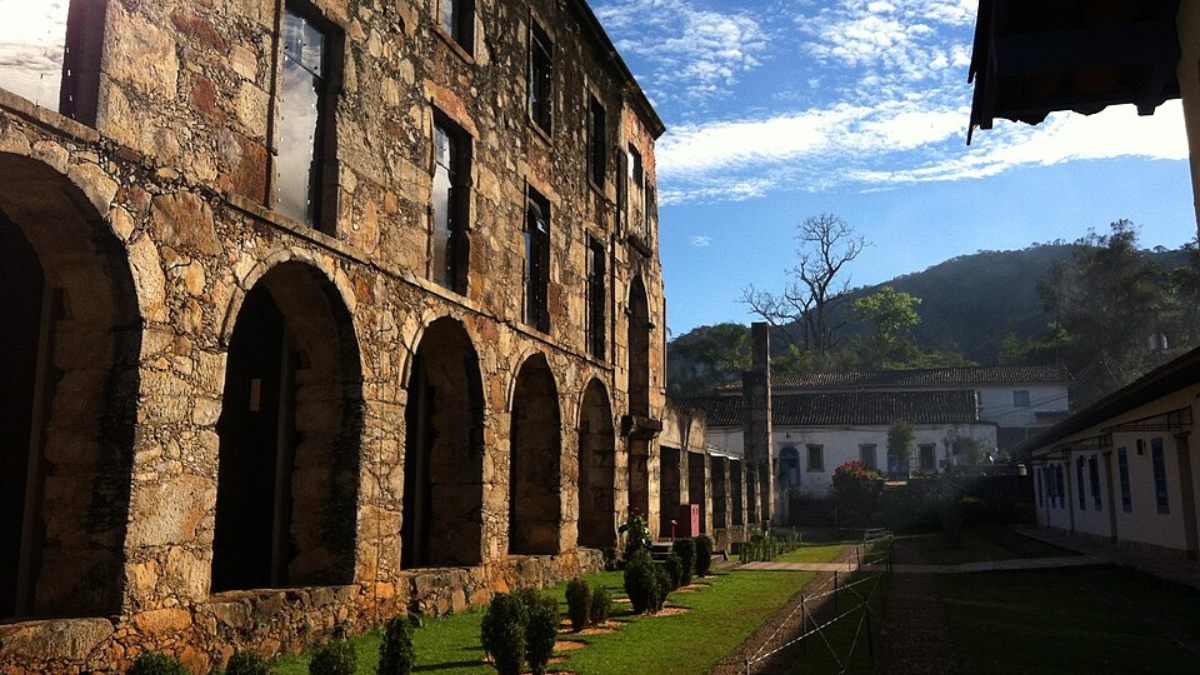 Entre 1876 e 1883, a antiga ermida foi substituída pela Igreja de Nossa Senhora Mãe dos Homens, considerada a primeira igreja neogótica do Brasil (Foto: TMbux/Wikimedia Commons)