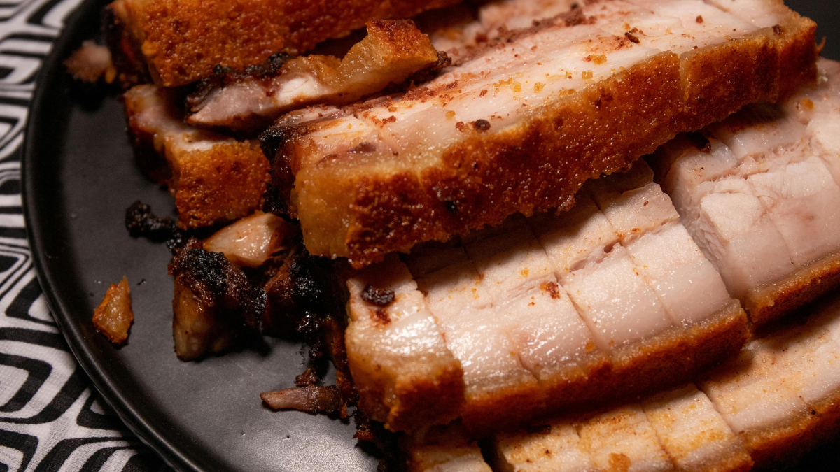A acidez de acompanhamentos cítricos ajuda a equilibrar a gordura da carne de porco (Foto: avlxyz / Wikimedia Commons)