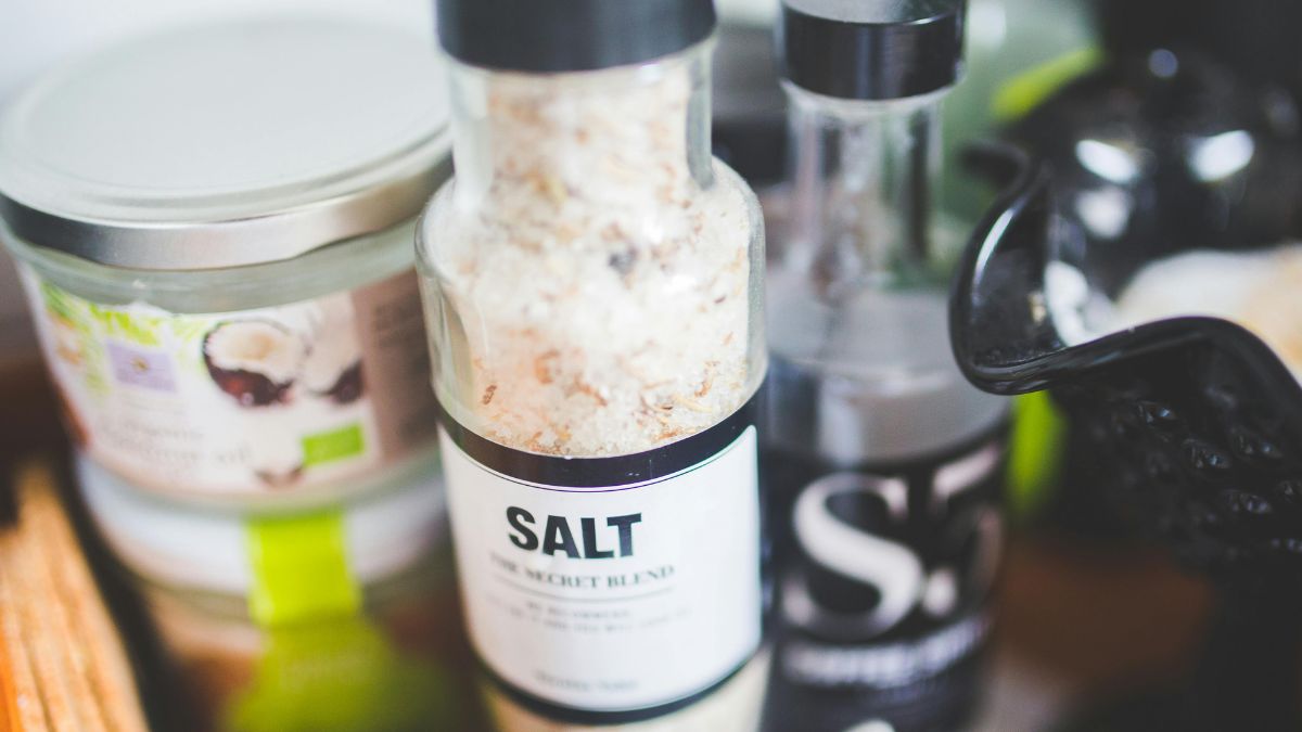 A textura do sal ajuda a criar imagens fortes para explicar seu papel na alimentação (Foto: Pexels)