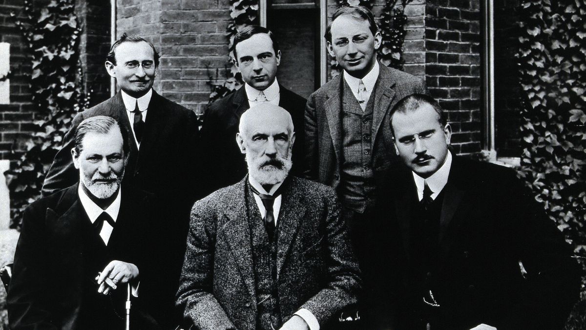 Freud (primeiro a esquerda, fileira de baixo) e Jung (a direita, fileira de baixo) ajudaram a transformar os sonhos em um dos maiores mistérios da mente humana, ainda estudado pela ciência até hoje (Foto: Wikimedia Commons/Uso Público)